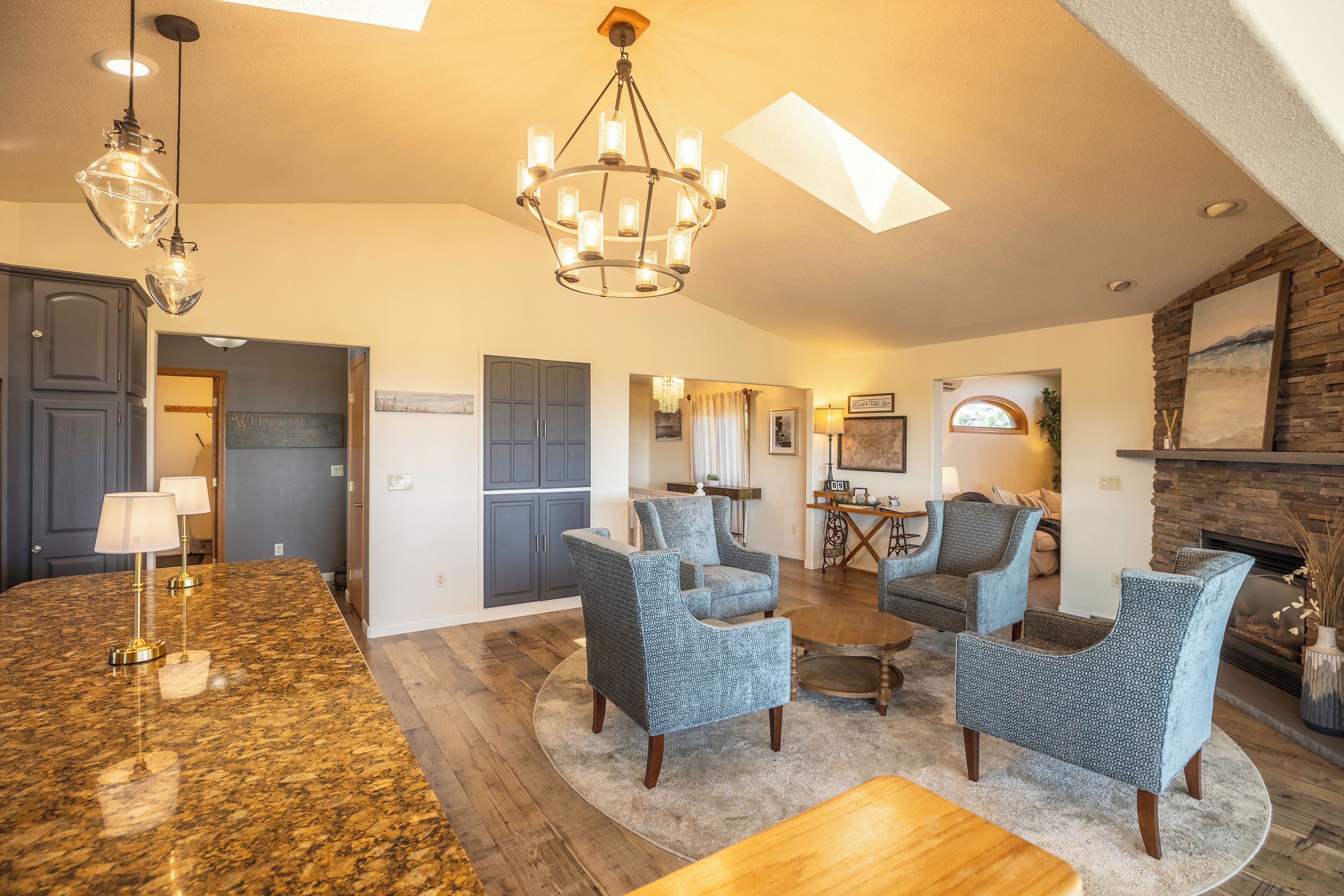 Smart-TV, Kamin, Tischtennisplatte, Bücher