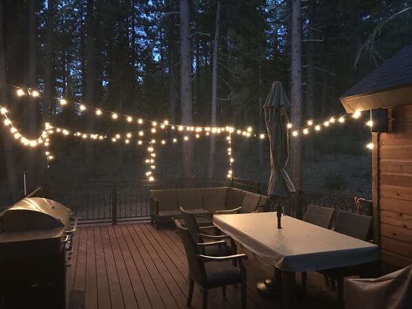 Outdoor dining - Luxury Mountain Home - Hot Tub, Sauna, Gamesroom - Pet Friendly! (Truckee)