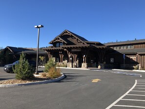 Exterior - Luxury Mountain Home - Hot Tub, Sauna, Gamesroom - Pet Friendly! (Truckee)