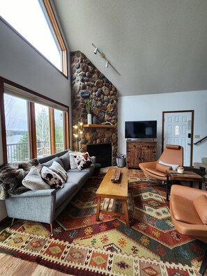 Smart TV, fireplace, DVD player, books - Spacious Lakefront Villa, 4 Bed/3 Bath, Ski/ Golf/ Fish/ 4 Season Trails (Aurora)