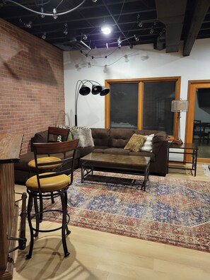 Smart TV, fireplace, DVD player, books - Spacious Lakefront Villa, 4 Bed/3 Bath, Ski/ Golf/ Fish/ 4 Season Trails (Aurora)