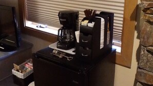 Un coin cuisine équipé d’une machine à café, d’un grille-pain et d’un petit réfrigérateur.