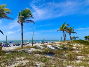 Nær stranden, solsenger og strandhåndklær