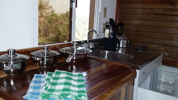 Fridge, stovetop, coffee/tea maker, electric kettle