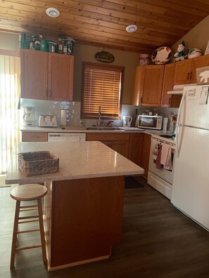 Fridge, microwave, oven, stovetop - Comfy, cozy mountain getaway. (Windermere)