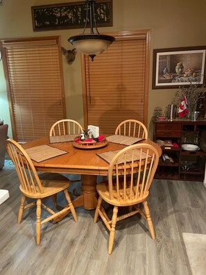 Dining - Comfy, cozy mountain getaway. (Windermere)