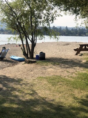 Nær stranden, solsenger og strandhåndklær