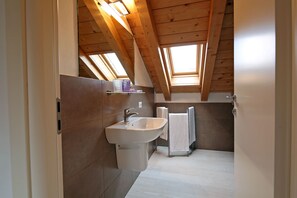 Dusche, Haartrockner, Bidet, Handtücher