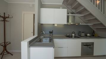 Een koelkast, een magnetron, een oven, een kookplaat