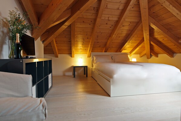 2 bedrooms, iron/ironing board, WiFi, bed sheets - Just 15 minutes walking to the center of Bellagio (Bellagio)