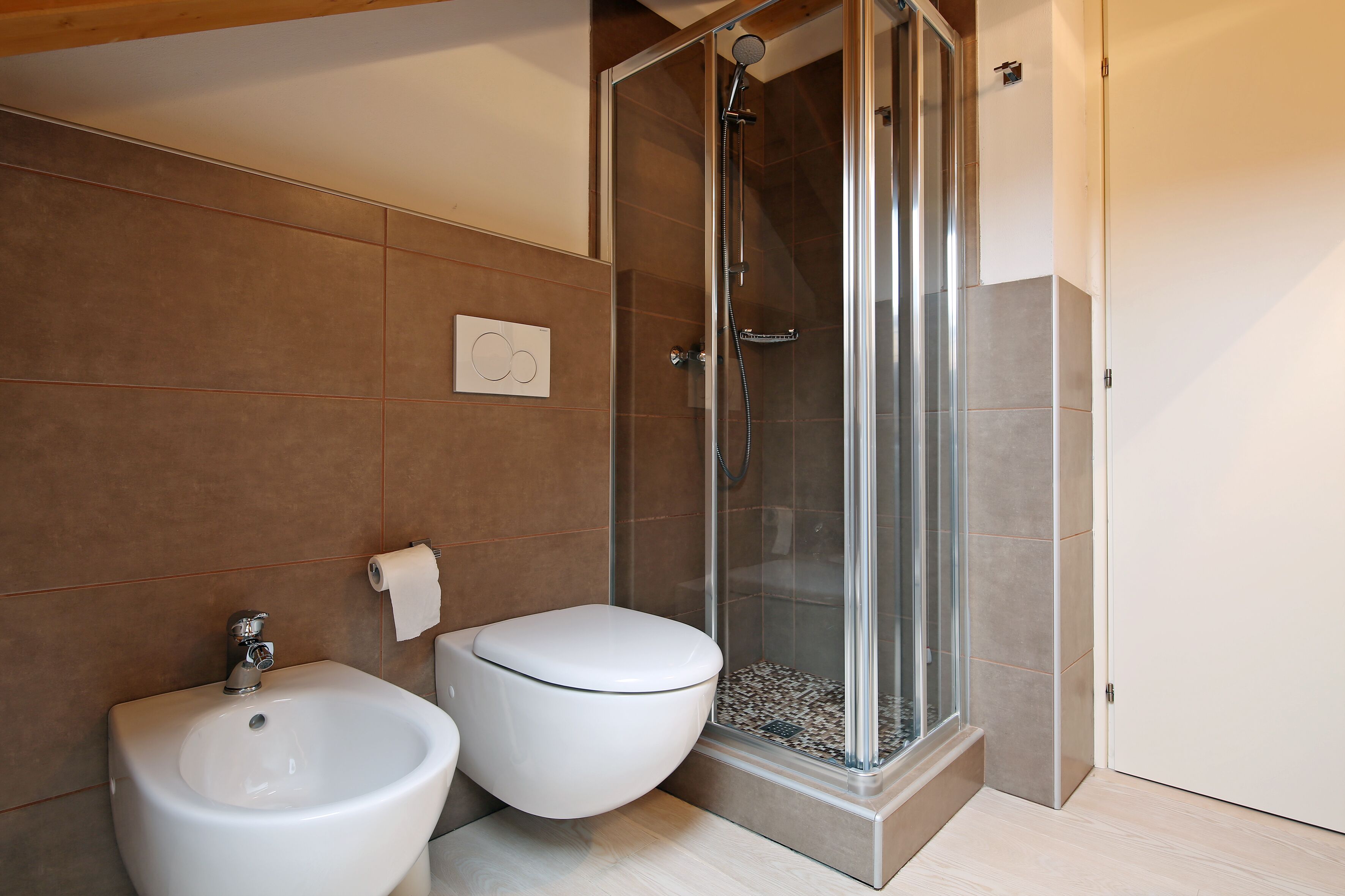 Douche, sèche-cheveux, bidet, serviettes fournies