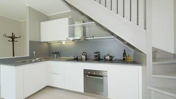 Een koelkast, een magnetron, een oven, een kookplaat