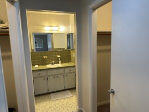 Badewanne, Haartrockner, Handtücher