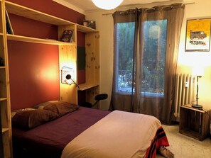 3 slaapkamers, een bureau, een strijkplank/strijkijzer, reisbedje