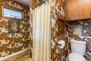 Suihku, hiustenkuivaaja, pyyhkeet, saippua