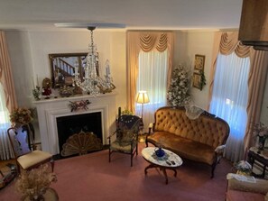 TV, fireplace, books - Historic District gem! Beautiful home, gorgeous decor, antiques-walk everywhere! (Hinton)