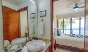 Regadera, secadora de cabello, toallas 