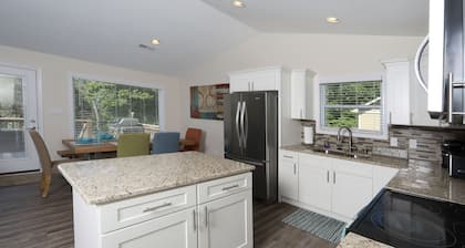 Brand New Lake House on Norris Lake ~ Includes Paddle Boards and Kayaks!