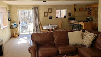 TV, caminetto, lettore DVD, tavolo da calcetto