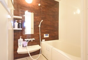 Apartamento, para não fumantes (Double beds) | Banheiro | Banheira e chuveiro separados, banheira de imersão