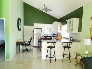 Microwave, cookware/dishes/utensils