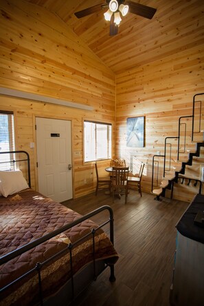 2 habitaciones, tabla de planchar con plancha y cuna de viaje 