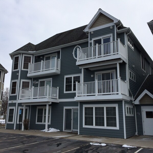 Exterior - Downtown Traverse City Condo, close to shops, food, recreation, beaches. (Traverse City)