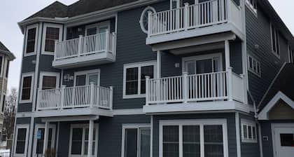 Downtown Traverse City Condo, lähellä kauppoja, ruokaa, virkistys, rantoja.