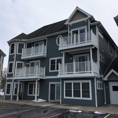 Downtown Traverse City Condo, close to shops, food, recreation, beaches.