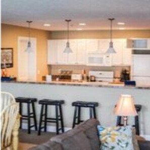 TV - Downtown Traverse City Condo, close to shops, food, recreation, beaches. (Traverse City)