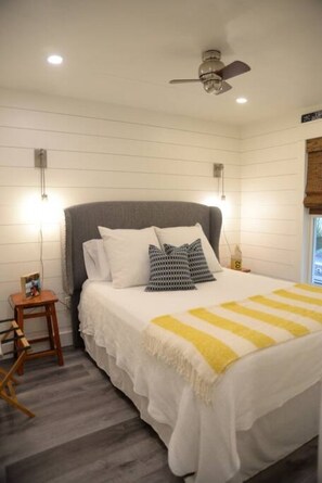 4 bedrooms, desk, iron/ironing board, travel crib