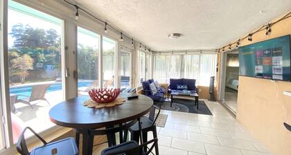 Sunshine Retreat with heated Saltwater pool. Minutes to gulf beaches and IMG