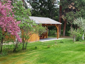 Property grounds - Trout Farm ponds, wildlife corridor on creek and river - a perfect getaway (Hamilton)