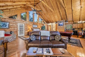 TV, fireplace, DVD player - Cozy Cabin Perfect For 2! (Sevierville)