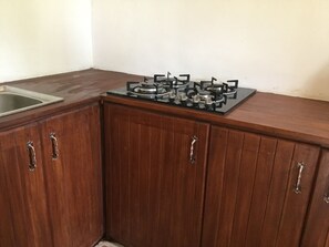 KylskÄp, spishÀll, diskmaskin och vattenkokare