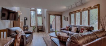 Cozy Creekside Retreat • Walk to Main Street • Mountain Views & Fireplace
