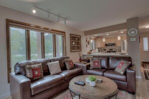 Televisión de pantalla plana y chimenea 