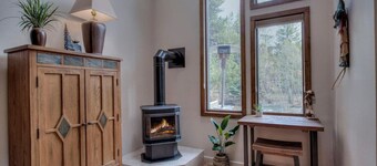 Cozy Creekside Retreat • Walk to Main Street • Mountain Views & Fireplace