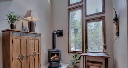 Cozy Creekside Retreat • Walk to Main Street • Mountain Views & Fireplace