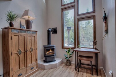 Cozy Creekside Retreat • Walk to Main Street • Mountain Views & Fireplace