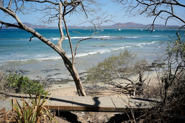 Sur la plage, chaise longue, serviettes de plage