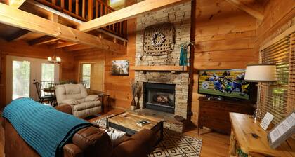 Blue Door Cabin- Spacious, family-friendly- Hot tub, Screened porch, Fire pit