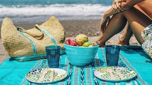 En la playa, camastros y toallas de playa