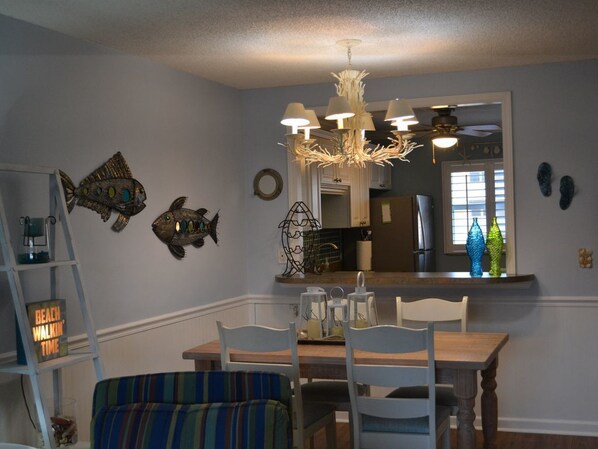 Dining - Seacoast Gardens lll Oceanfront Complex. NON DRIVING Beach. DIRECT OWNER BOOKING (New Smyrna Beach)