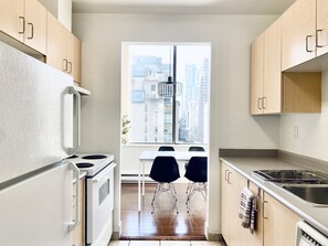 Fridge, microwave, oven, stovetop - The Charlie Suite by COMFYSUITES (Vancouver)