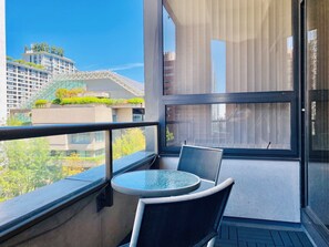 Outdoor dining - The Charlie Suite by COMFYSUITES (Vancouver)