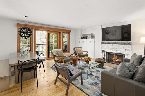 Incredible views in open 2 bedroom condo in Aspen Core! Walk to Gondola.