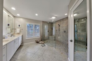 Badewanne, Haartrockner, Handtücher, Seife