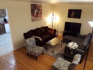 Smart TV, stereo - HENRIETTA HOUSE, 3 BEDROOM KING & QUEEN, 2 BATHROOMS (Rochester)