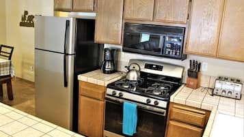 Oven, dishwasher, toaster, spices